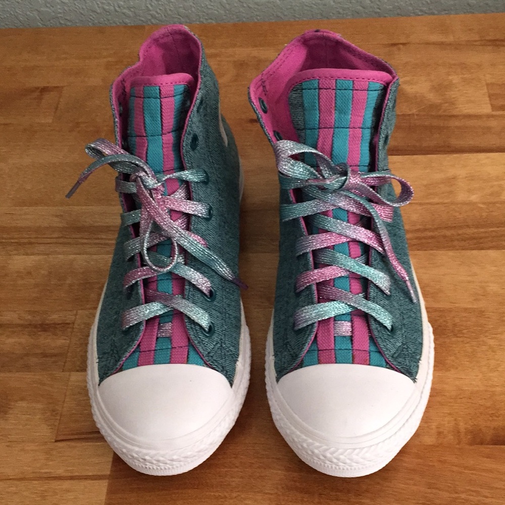 New Converse Never used SUPER COOL very Beautiful
